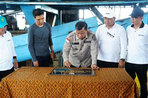 Resmikan PT ASMJ, Bupati Kuansing Suhardiman Amby Berikan Garan.